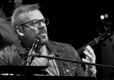 With his piano and harmonica, country star Phil Vassar stirred a soulful live show a Paramount Bristol.